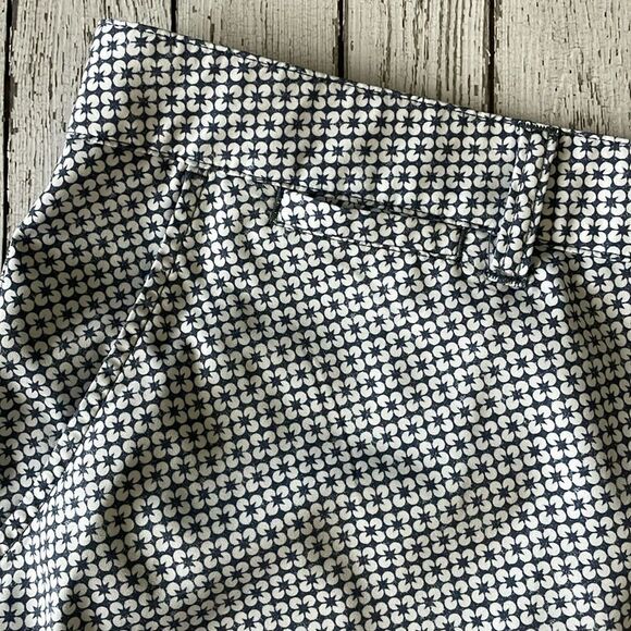 JOHNNIE O Czervik Floral Flat Front Shorts Preppy Golf Casual Effortless - Picture 5 of 8